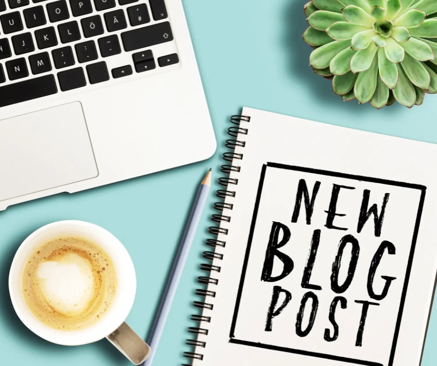Julia Futterer - Neue Blognotiz, Laptop und Kaffee auf dem Schreibtisch